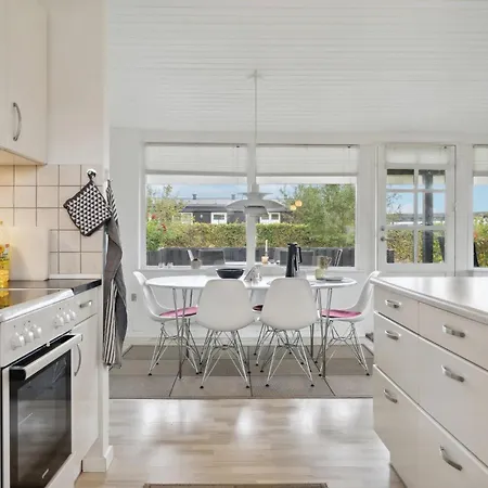 Beach Front Home In Rudkobing With House Sea View Spodsbjerg