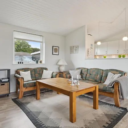 Beach Front Home In Rudkobing With House Sea View Spodsbjerg